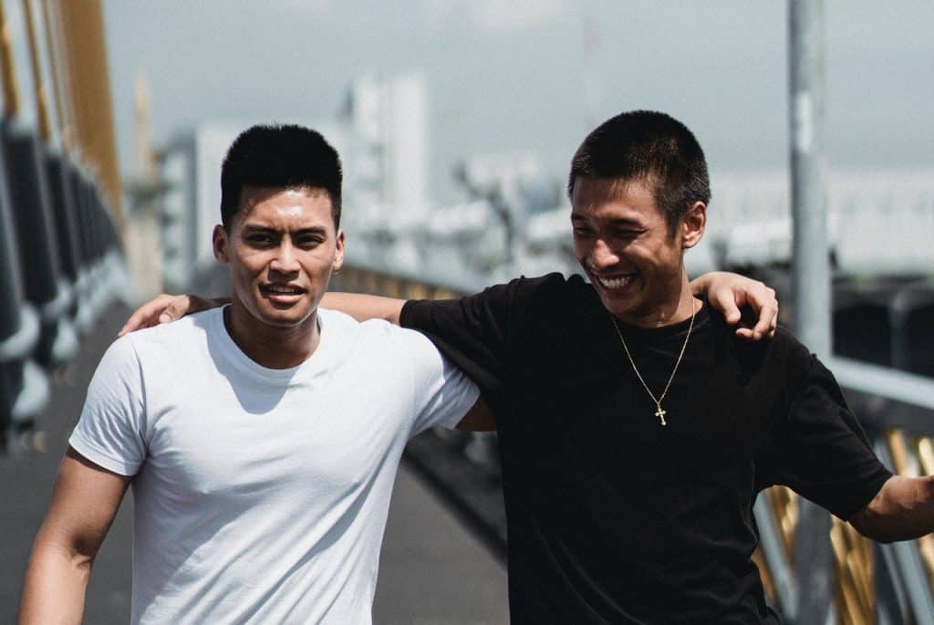 Dois homens se abraçando