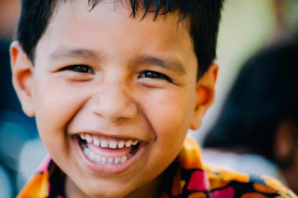 Menino sorrindo para foto 