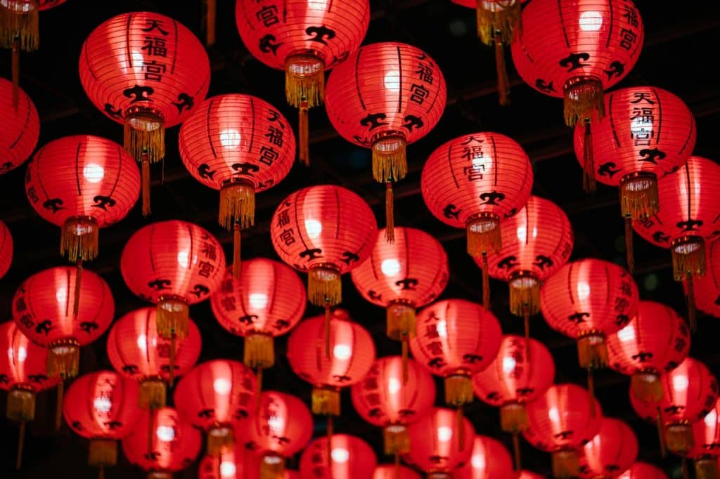 Balões de papel chineses suspensos.