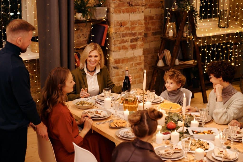 Família reunida na sala de jantar na noite de natal 
