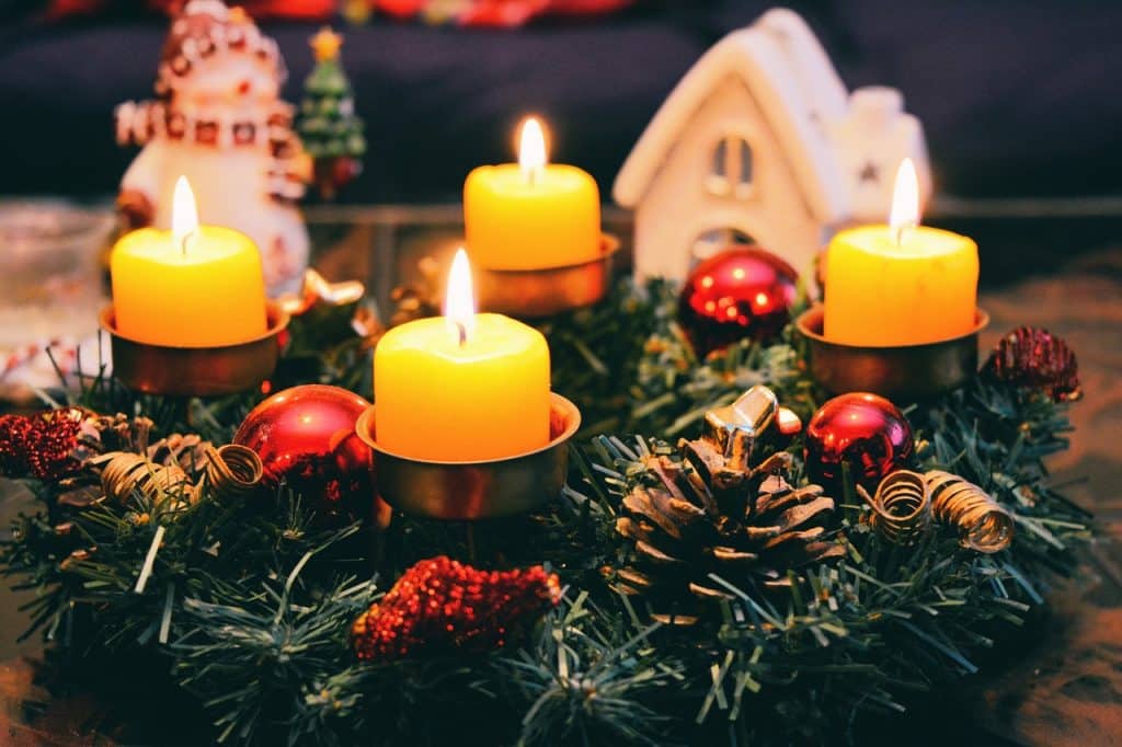 Enfeite de natal com velas acesas