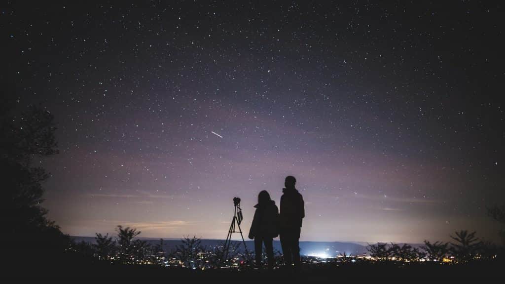 Duas pessoas observando o céu 