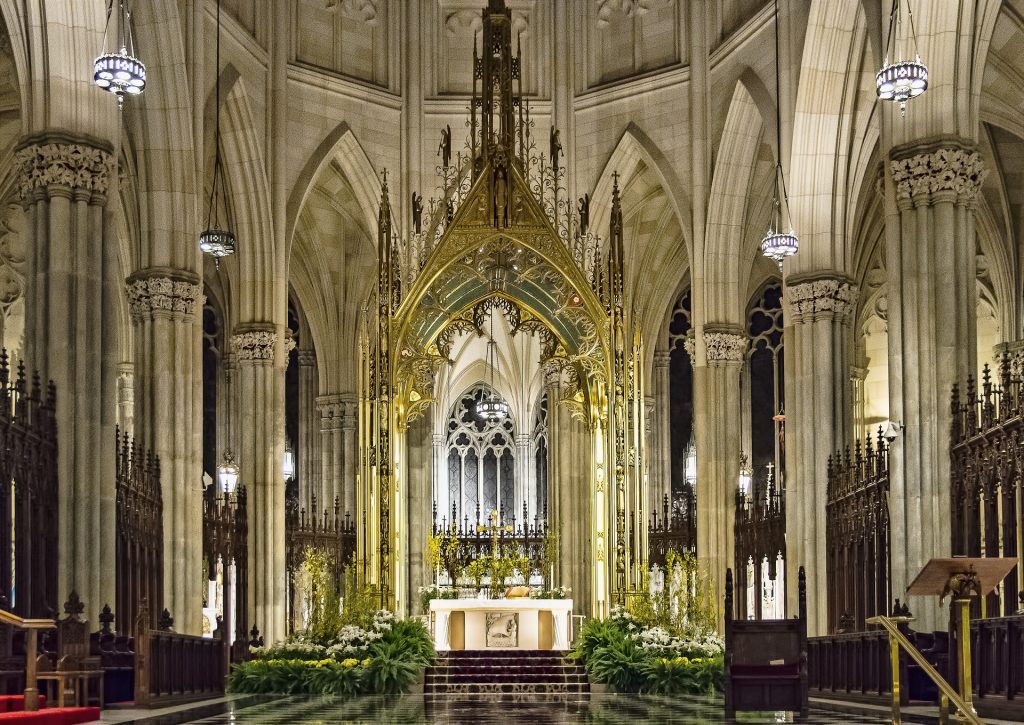 Imagem da catedral de São Patrício decorada com folhagens verdes para celebrar a data do santo, comemorada em 17 de março.
