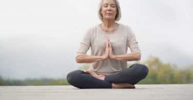 Mulher idosa em momento meditativo.