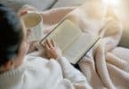 Mulher lendo livro na cama
