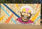 Imagem de um muro pintado com a imagem do rosto de Nelson Mandela. Trata-se de uma homenagem ao ativista.