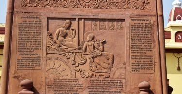 Imagem de um monumento na Índia onde traz uma parte de um trecho do livro Bhagavad Gita.