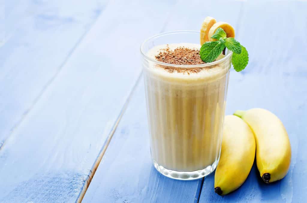 Copo com vitamina de banana