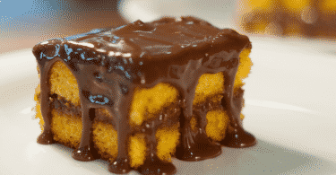 Pedaço de bolo de cenoura com cobertura de chocolate