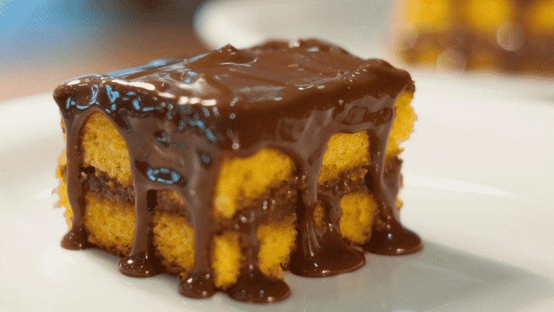 Pedaço de bolo de cenoura com cobertura de chocolate