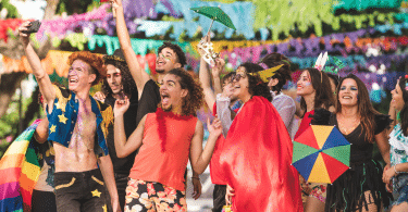 Foto de amigos celebrando o carnaval de Recife