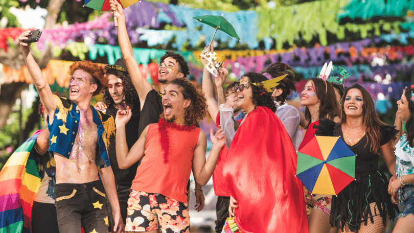 Foto de amigos celebrando o carnaval de Recife