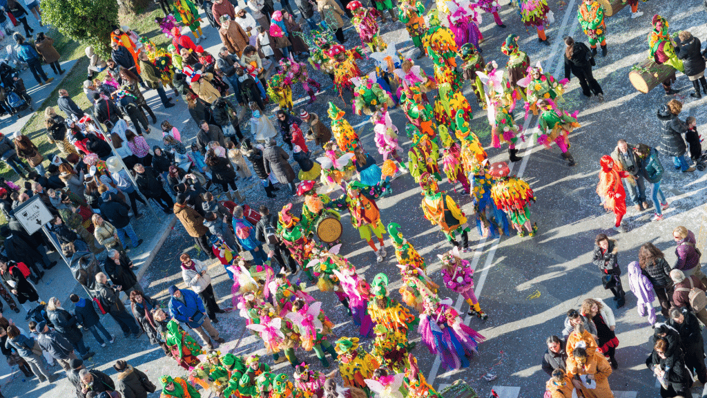 Multidão aproveitando bloquinho de carnaval