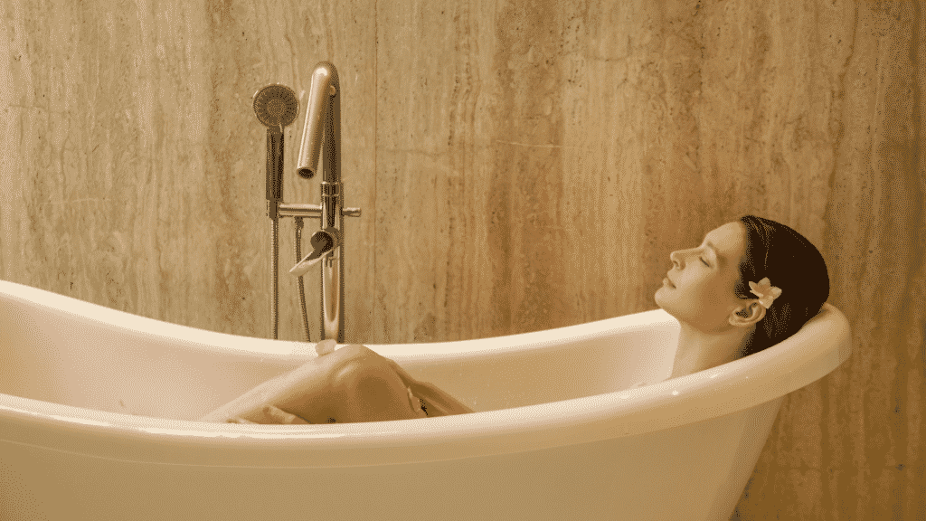 Mulher relaxando durante banho de banheira