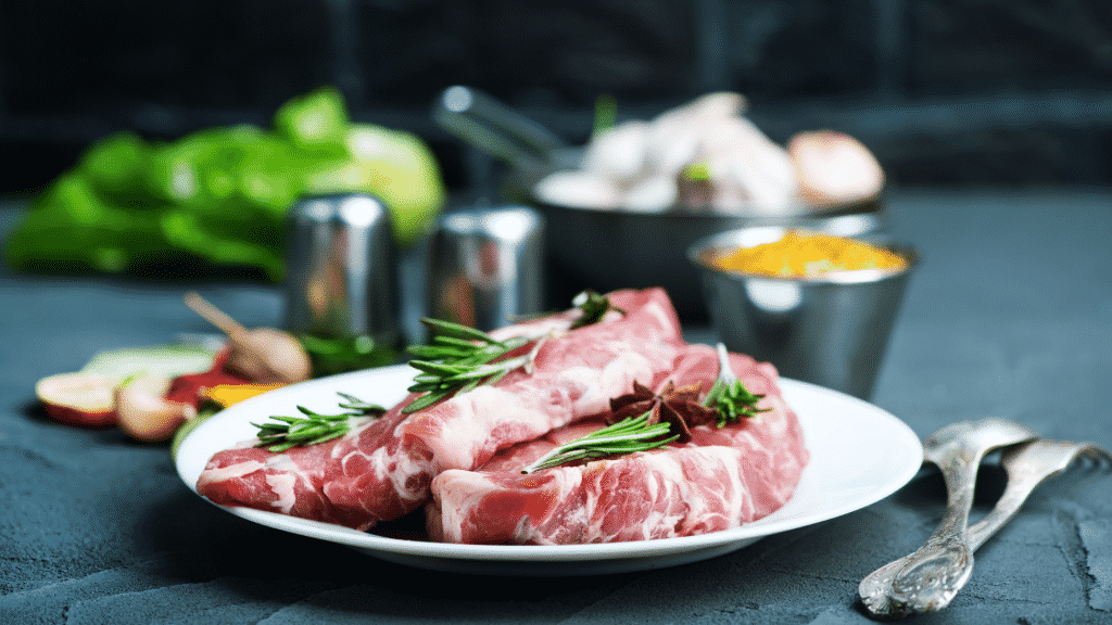 Carne crua em um prato branco