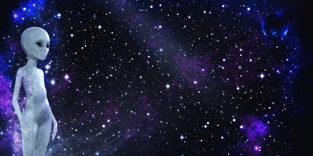 Imagem de um lindo universo estrelado e ao lado a imagem de um extraterrestre em pé.