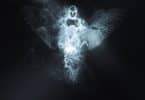 Imagem de fundo preto e em destaque os traços e a sombra de um anjo celestial, representando a grande fraternidade branca.