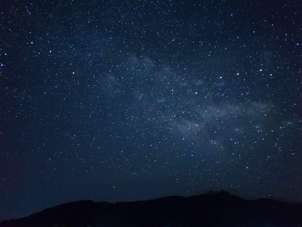 Imagem do céu estrelado com todos os astros brilhando.
