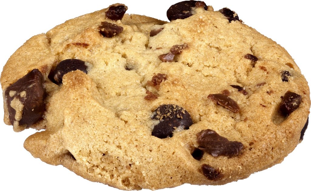 Imagem de um cookie natural feito com gotas de chocolate.