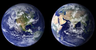 Imagem de fundo preto contendo o planeta terra refletido duas vezes na foto.