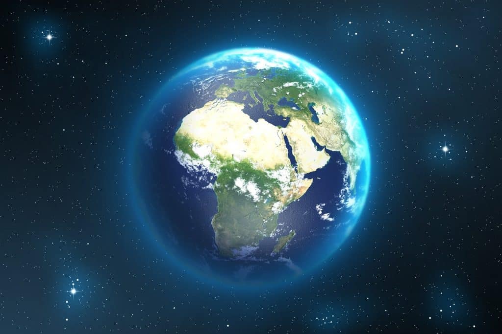 Imagem de fundo azul com estrelas e luzes no céu, ao fundo a imagem do planeta terra.