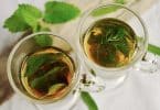 Imagem de duas canecas de vidro contendo remédios caseiros para refluxo. É um chá feito com ervas.