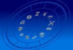 Imagem de fundo azul com o desenho de uma circunferência e nela está desenhado cada símbolo que representa os 12 signos do zodíaco.