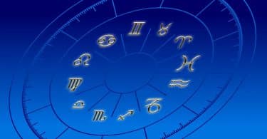 Imagem de fundo azul com o desenho de uma circunferência e nela está desenhado cada símbolo que representa os 12 signos do zodíaco.