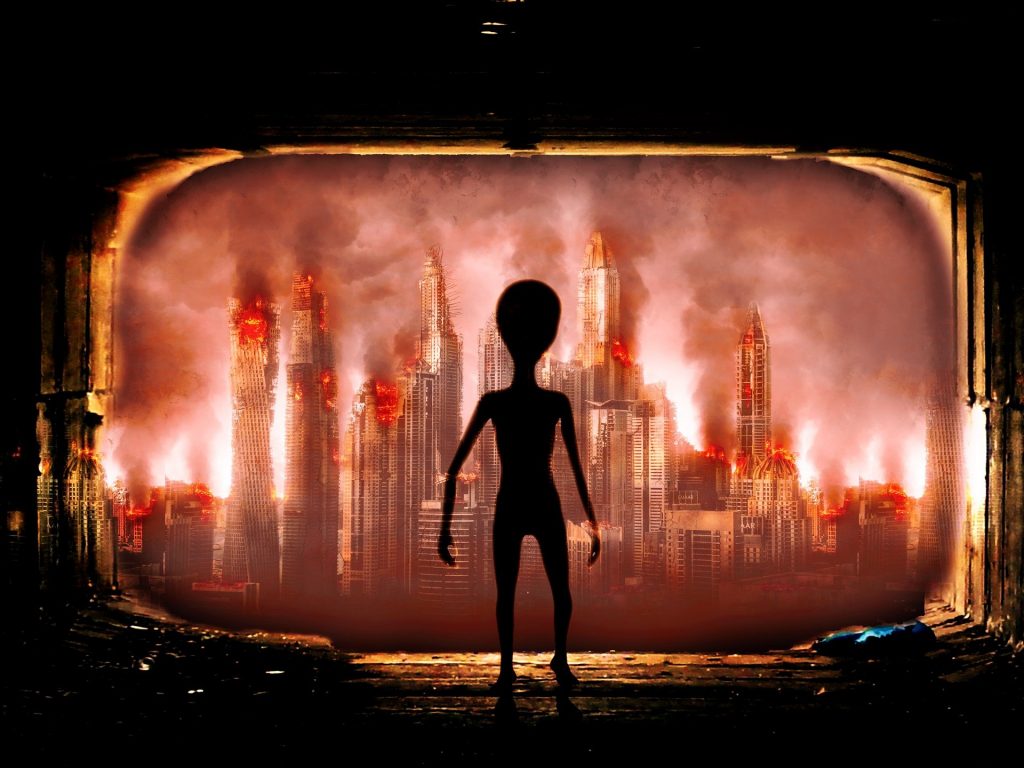 Imagem de um extraterrestre querendo invadir a terra. Os prédios estão em destruição após um ataque.