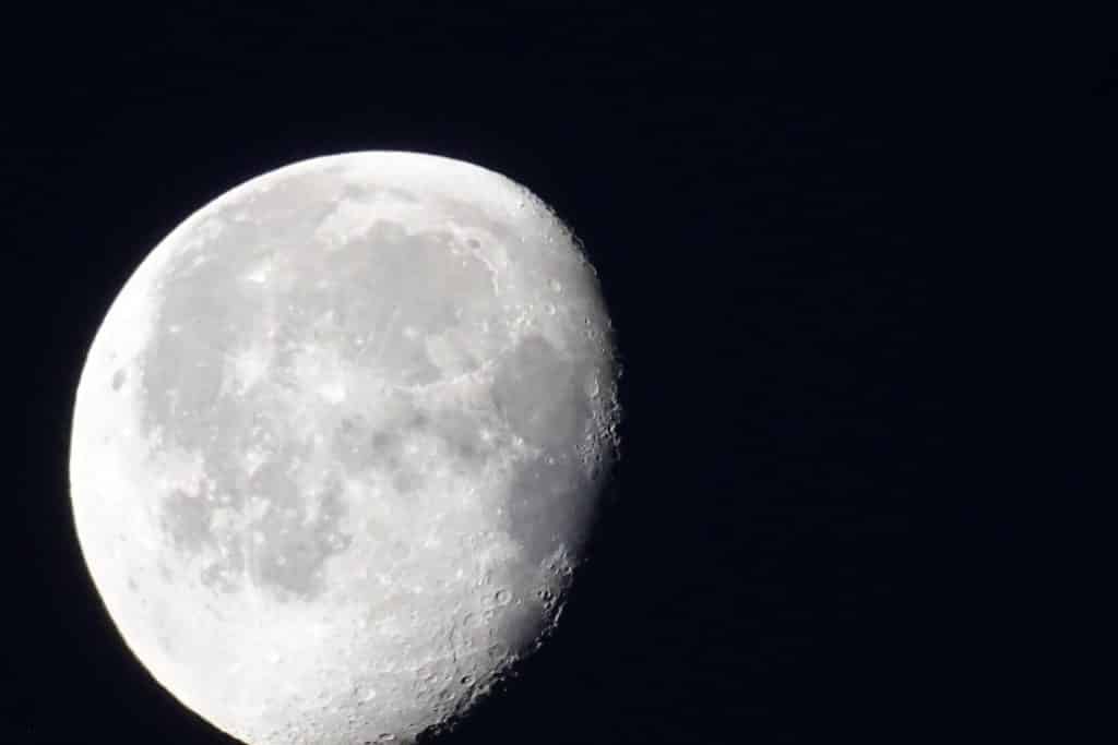 Imagem preto e branco da super lua.
