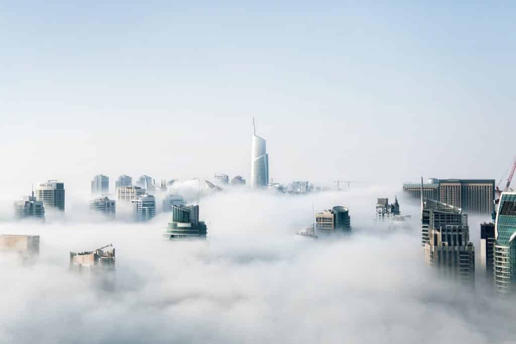 Cidade tomada por fumaça. 