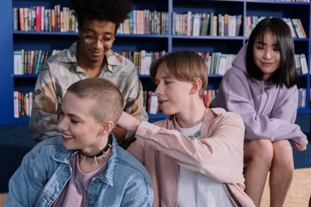 Quatro adolescentes socializando.