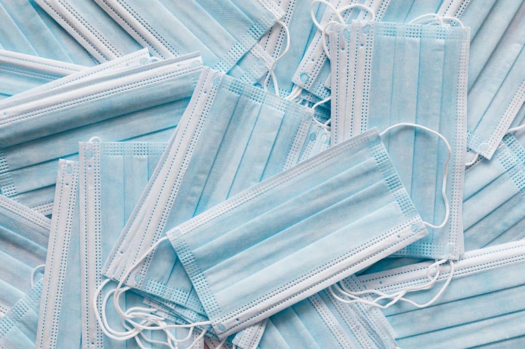 Várias máscaras descartáveis na cor azul.