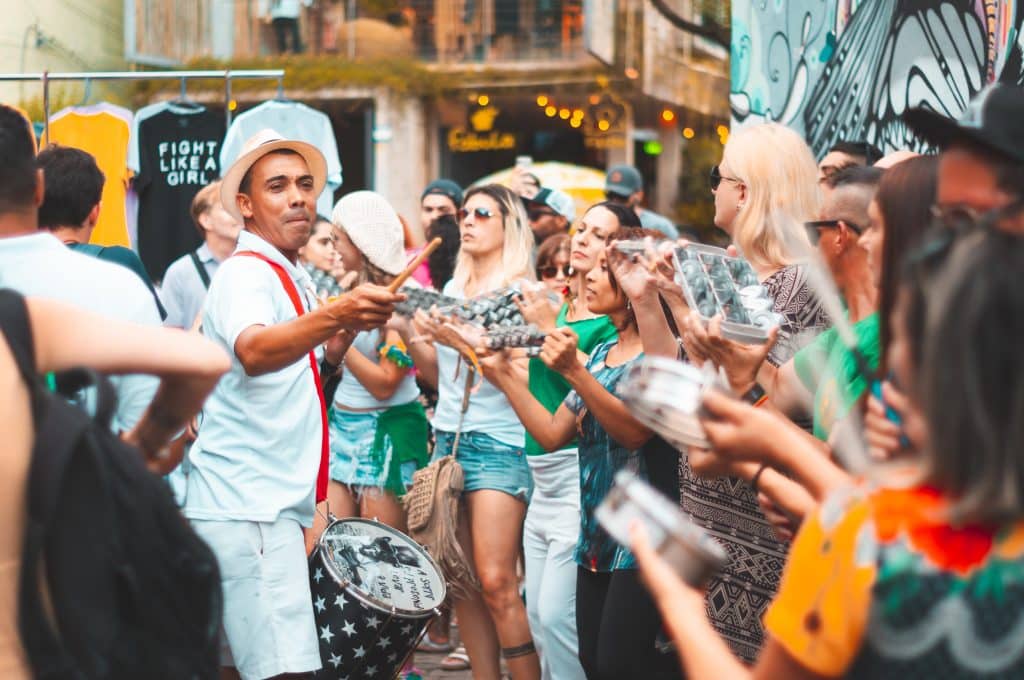 Pessoas unidas comemorando com música