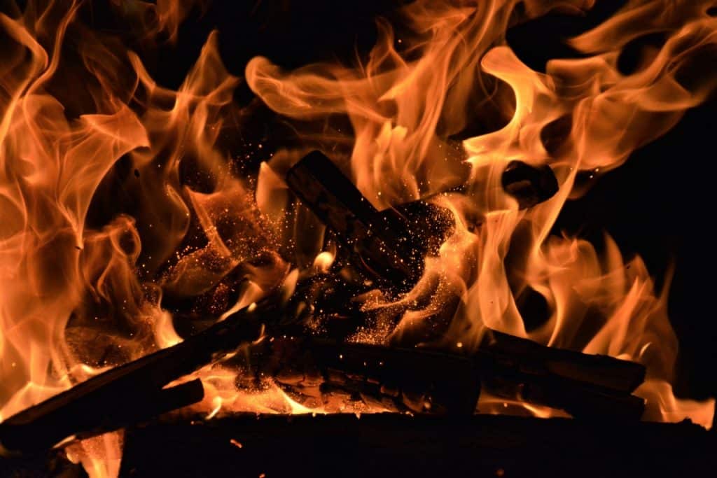 Uma casa pegando fogo.