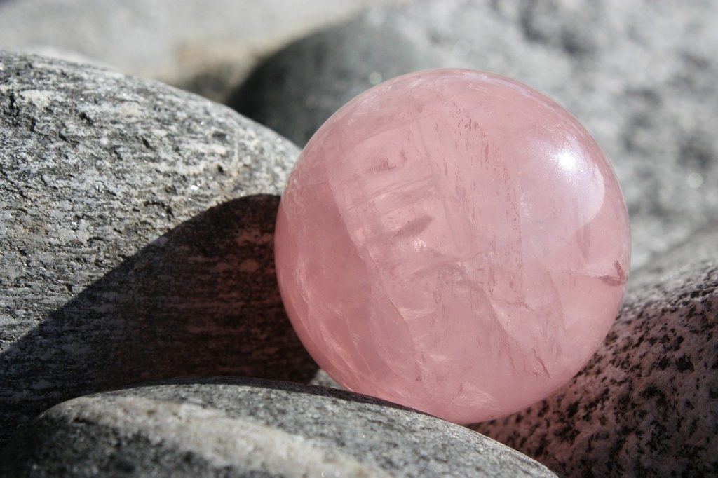 Bola de quartzo rosa.