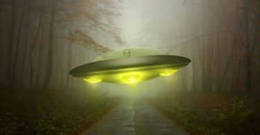 Imagem de uma nave especial toda iluminada e quem está dentro dela é um extraterrestre.