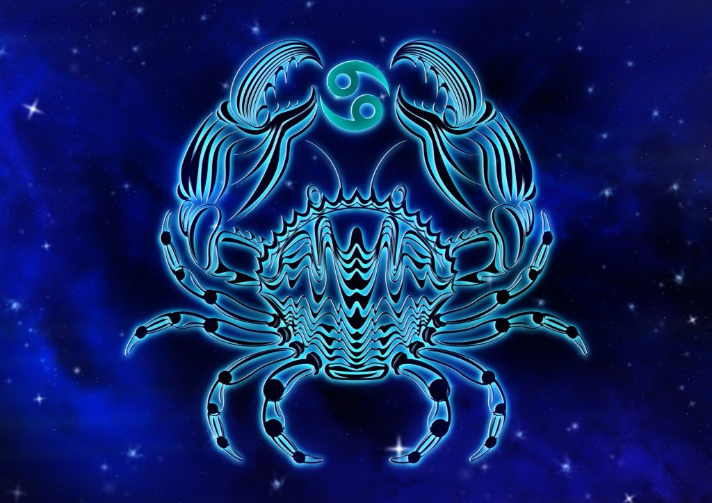 Imagem de fundo azul trazendo o símbolo do signo de câncer, sendo representado por um caranguejo.
