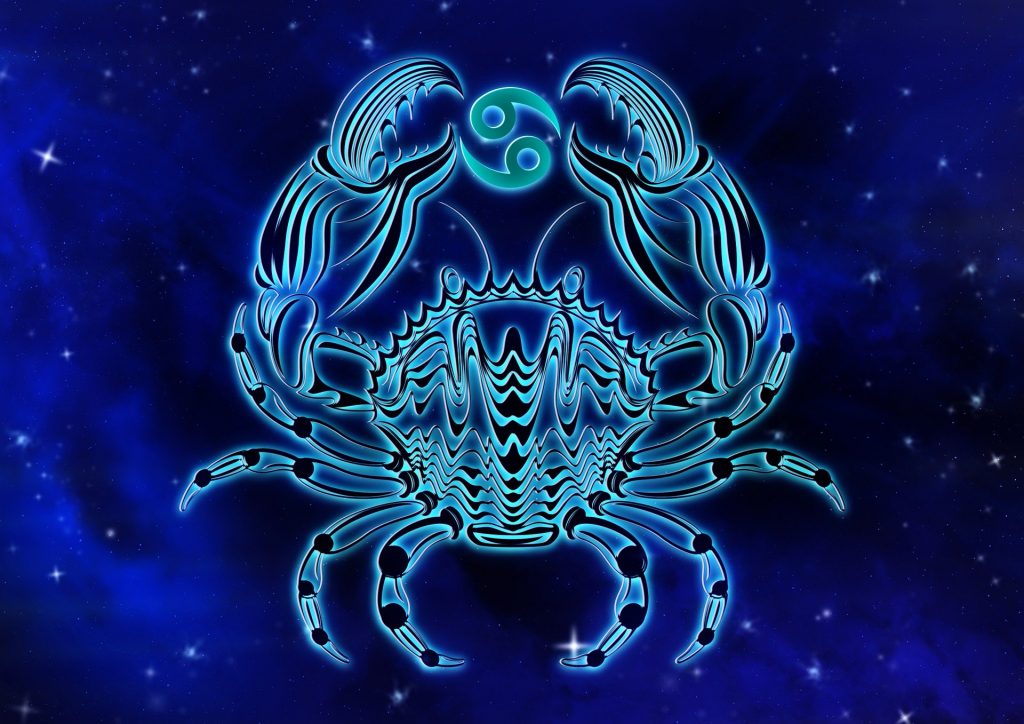 Imagem de fundo azul trazendo o símbolo do signo de câncer, sendo representado por um caranguejo.