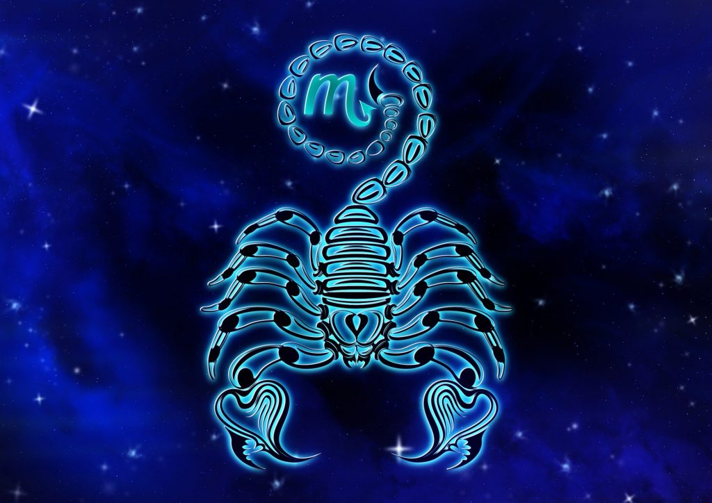 Imagem de fundo azul trazendo o símbolo do signo de escorpião, sendo representado por um escorpião e uma águia.