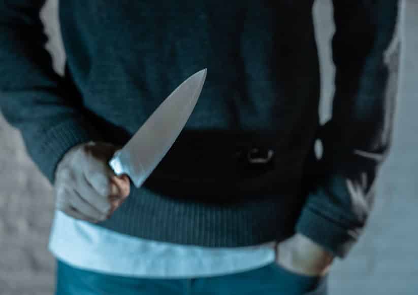 Homem segurando uma faca.
