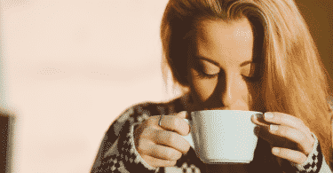 Mulher tranquila bebendo café de manhã
