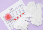 Calendário com ciclo menstrual marcado e absorventes