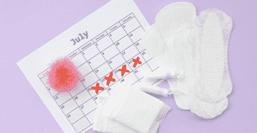 Calendário com ciclo menstrual marcado e absorventes