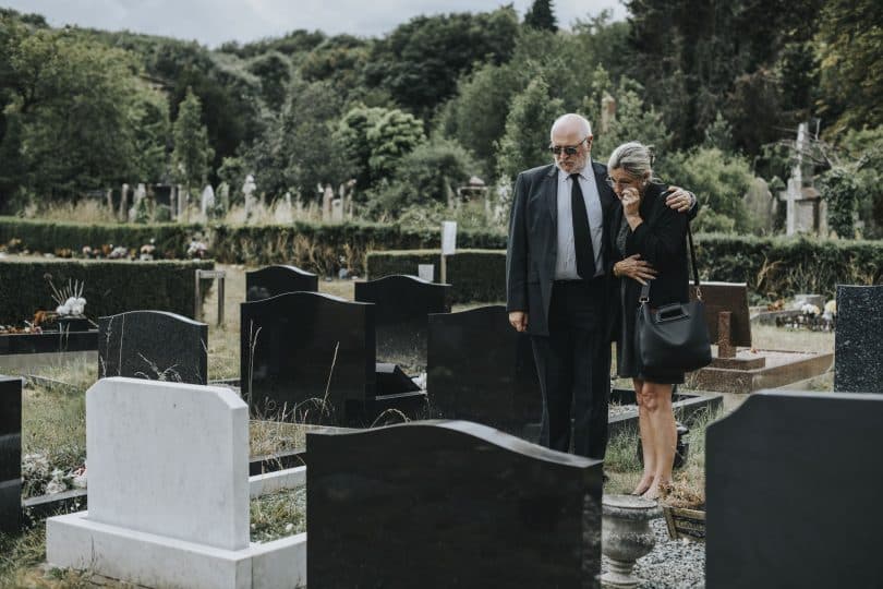 Marido tentando consolar a esposa devido à perda dela.