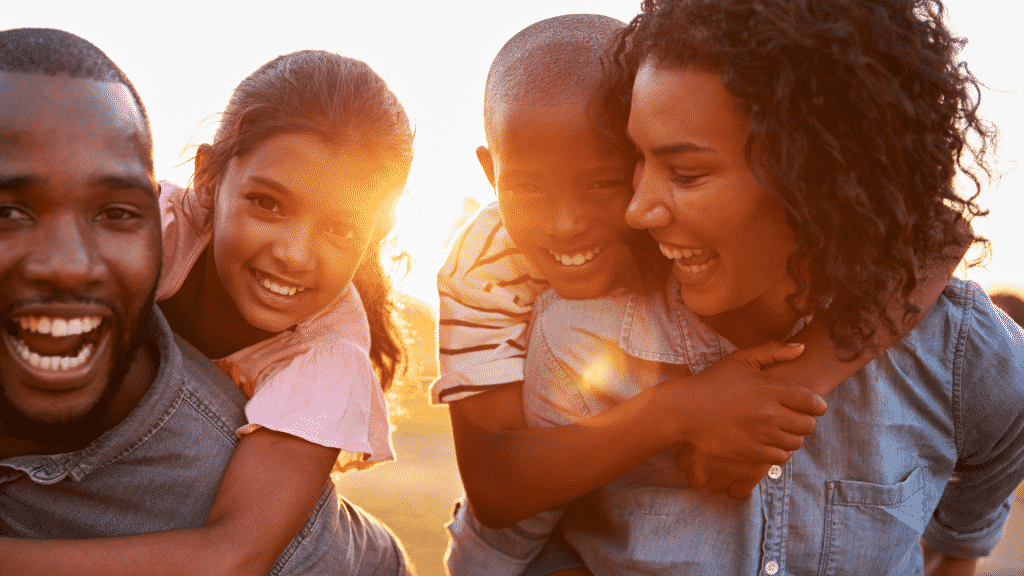 Família sorrindo aproveitando seu tempo juntos