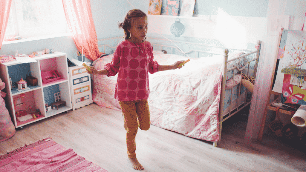 Garota pulando corda no quarto