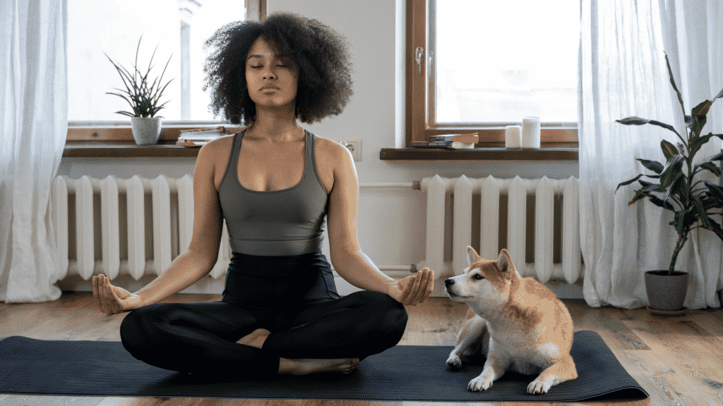 Mulher meditando trazendo energias positivas para a casa