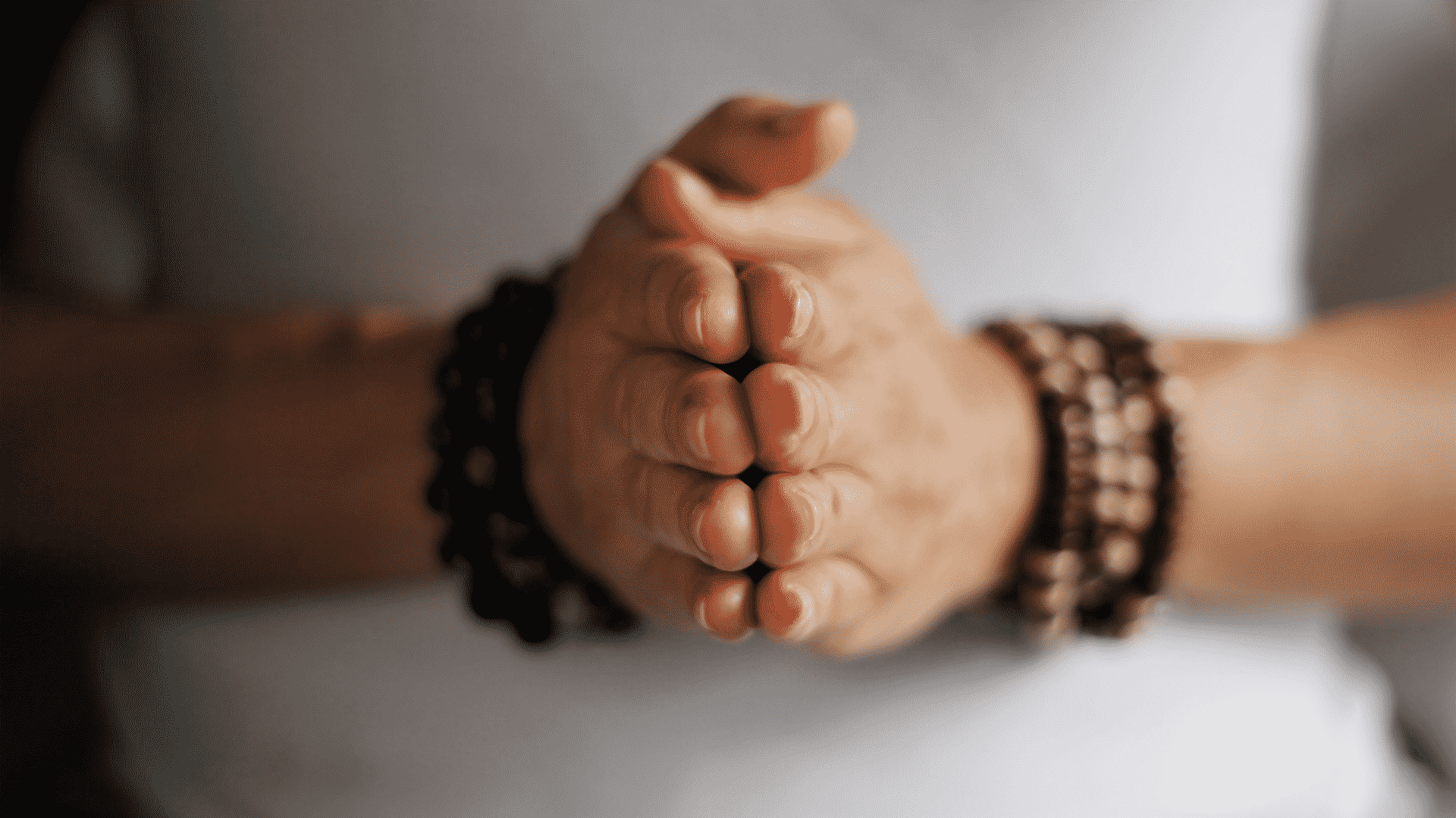 Mãos juntas em pose de yoga