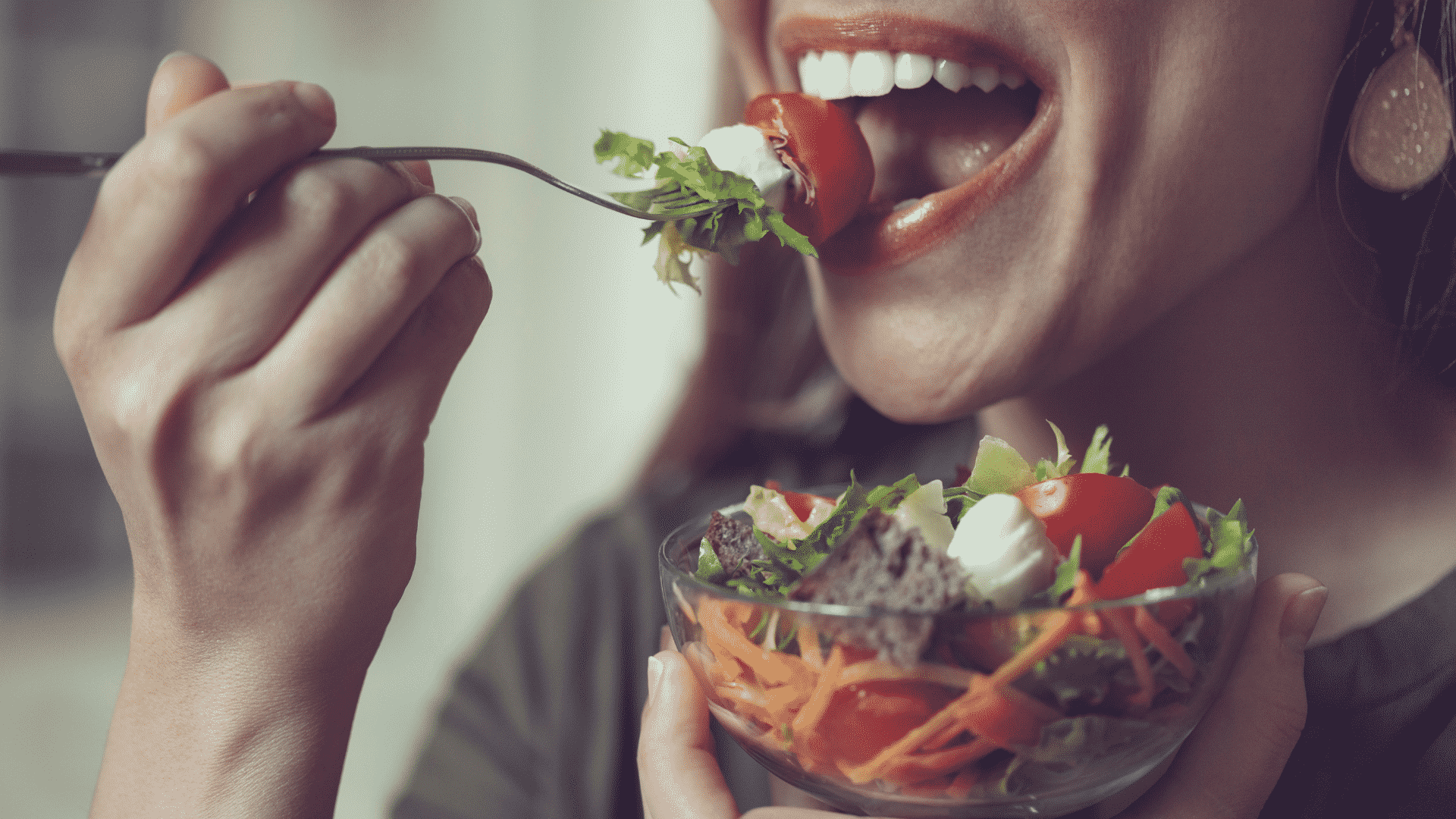 Garota comendo salada